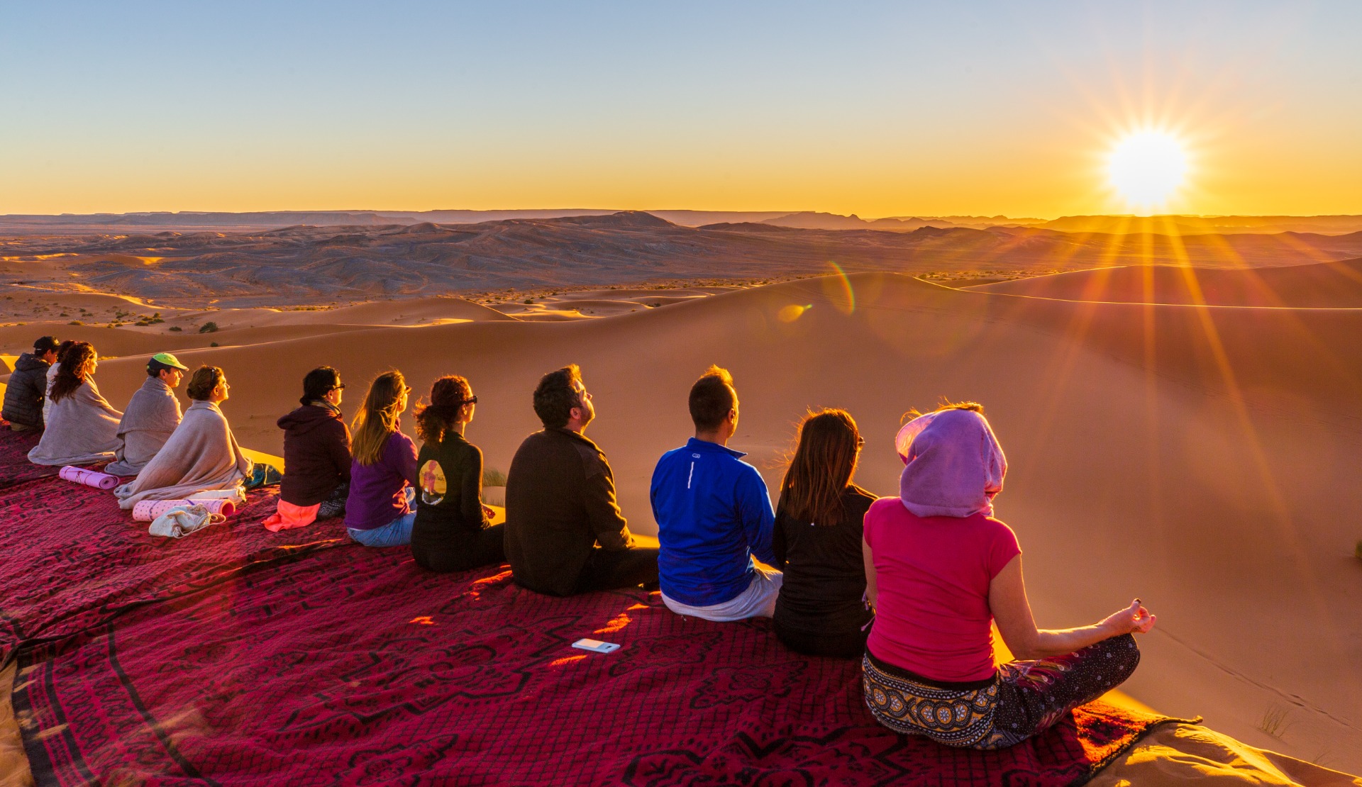 PDV-CuredeJoie-16 Méditation au lever du soleil dans le Sahara