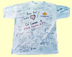 tee shirt signé par tous les Rieurs pour lutter contre le cancer