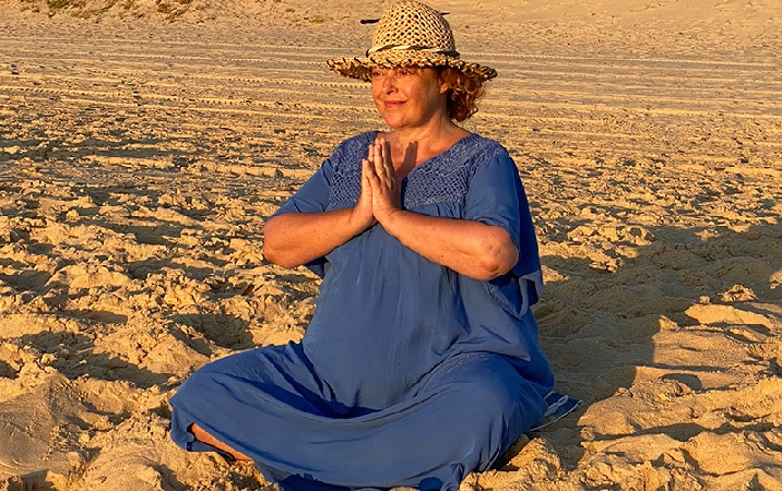Corinne méditation sur la plage