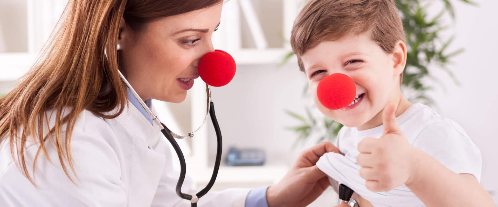 infirmière médecin rire enfant pendant soin