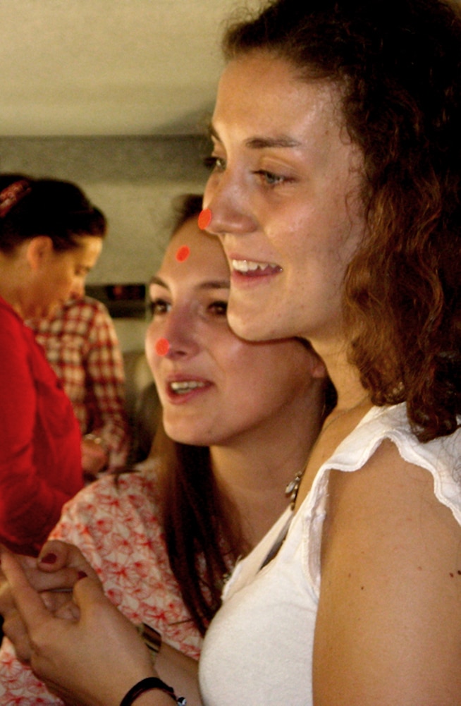 femmes rient lors d'une formation en rigologie atelier