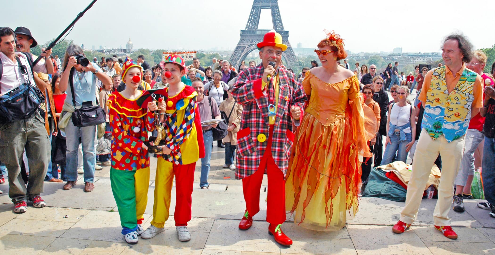 Remise du Rire d'or à Kinou le Clown par Corinne Cosseron devant la Tour Eiffel Journée Mondiale du Rire 2006