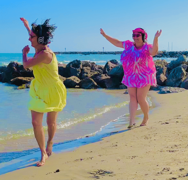danse à la plage - méditation de la joie