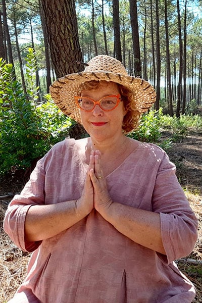 Corinne Cosseron méditant dans la forêt