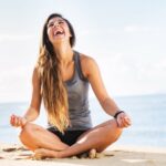 femme joie rire méditation plage