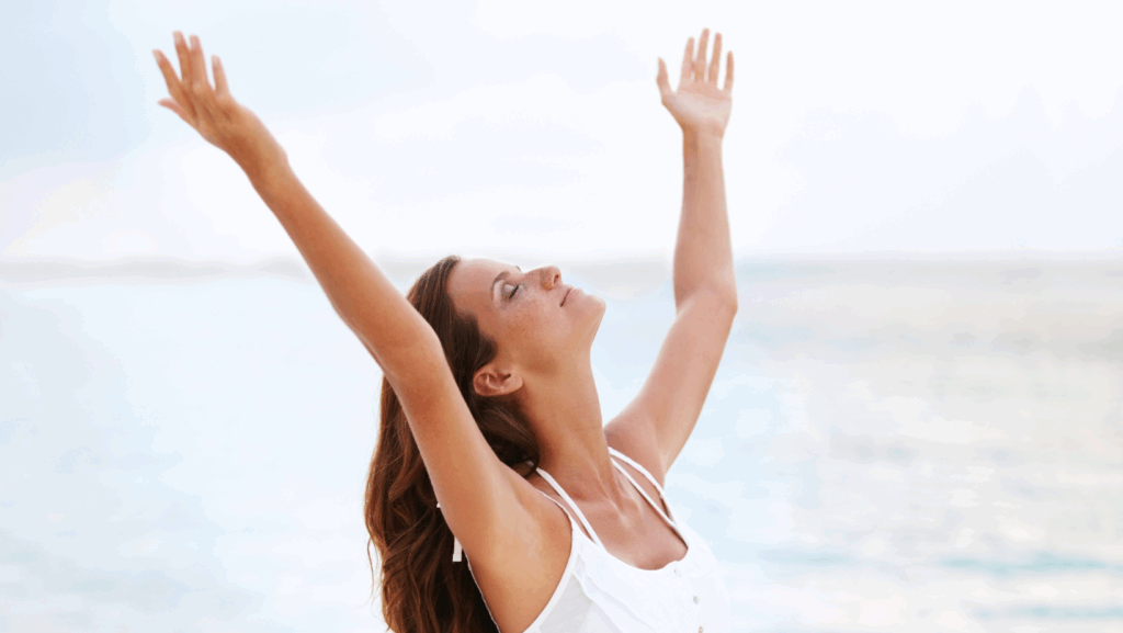 Femme qui retrouve sa joie de vivre grâce à la rigologie